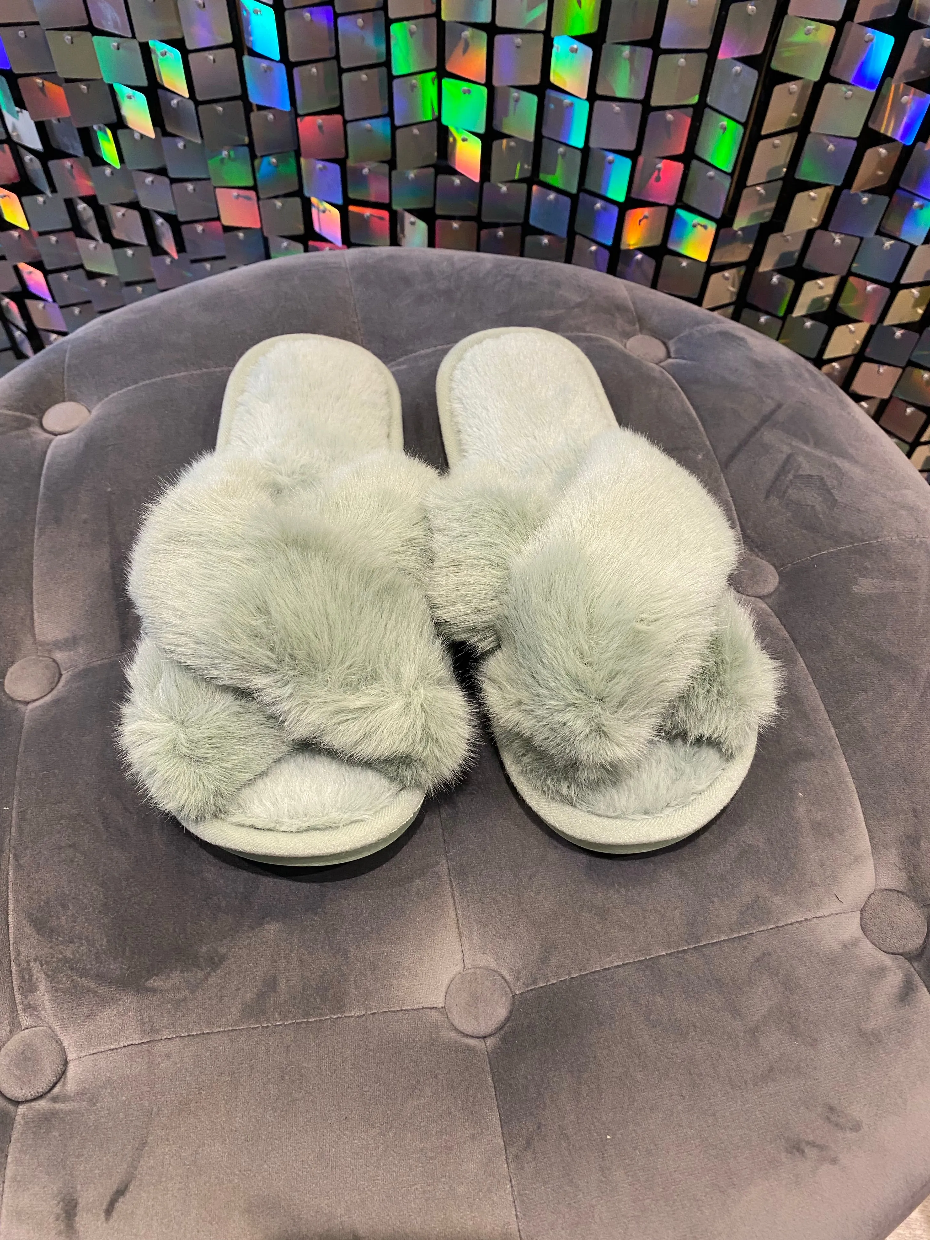 Cross over fur slippers