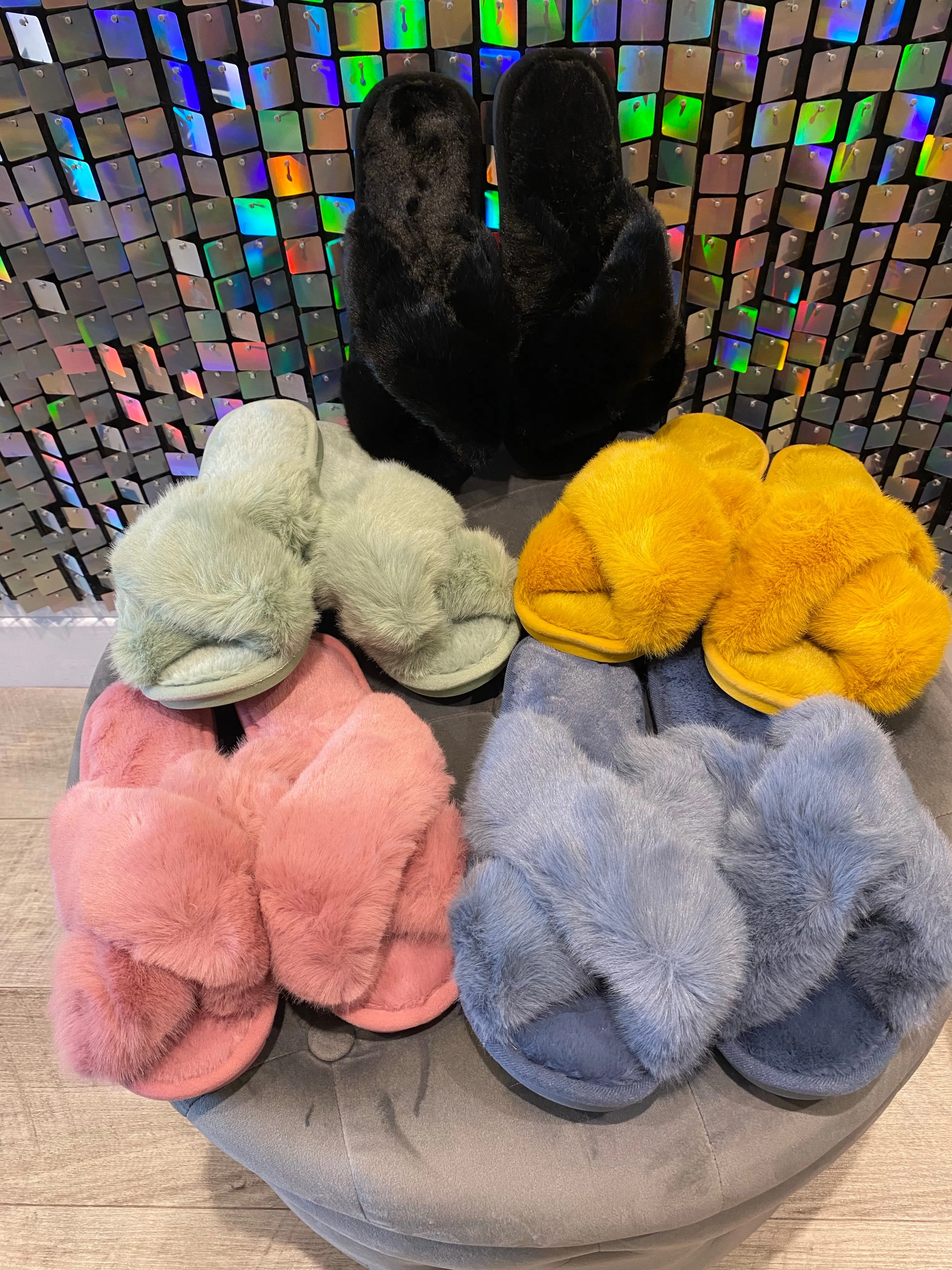 Cross over fur slippers