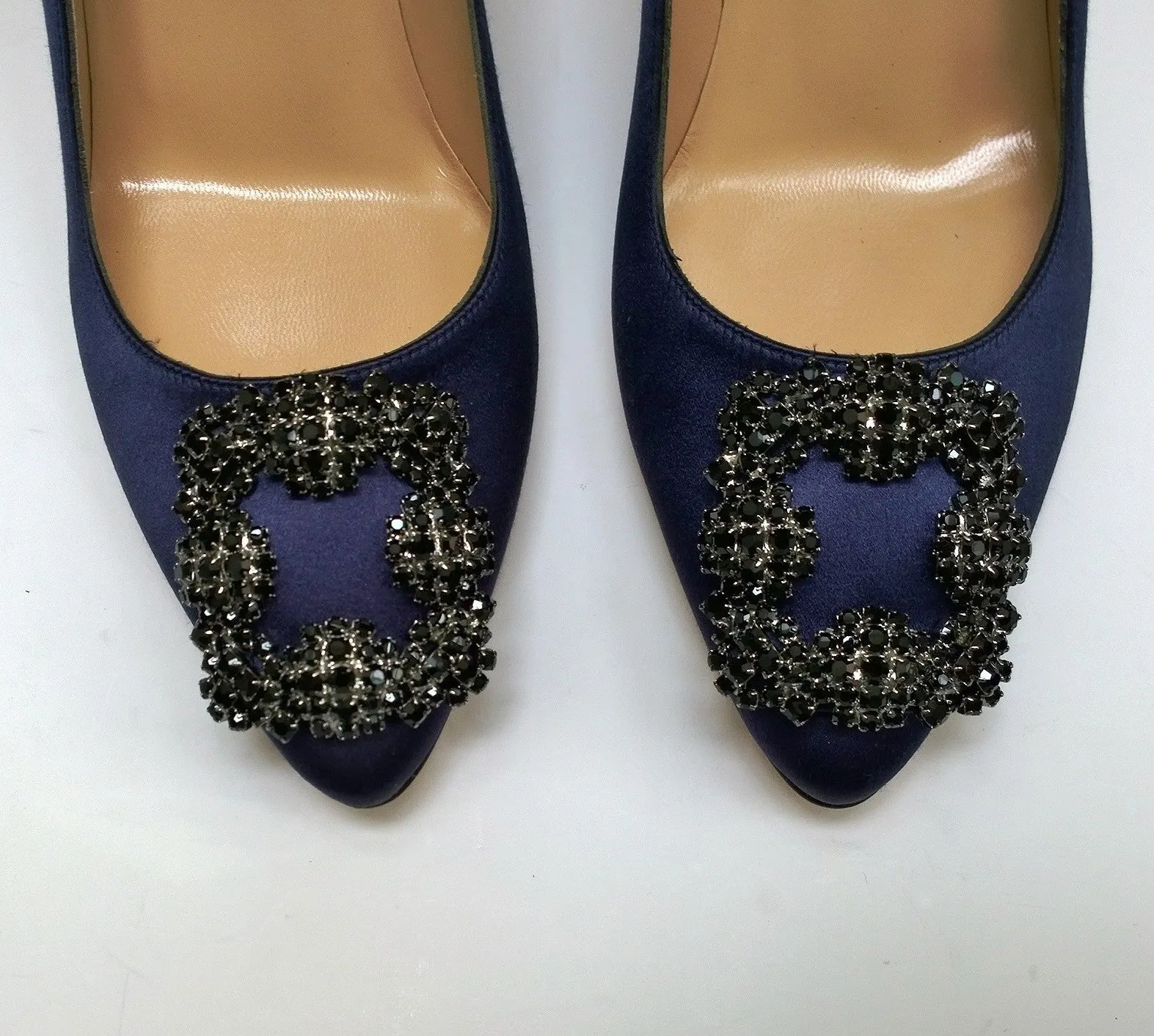 Manolo Blahnik Hangisi 70 Navy Satin with Black Rhinestone Buckle Strass Heels new shoes