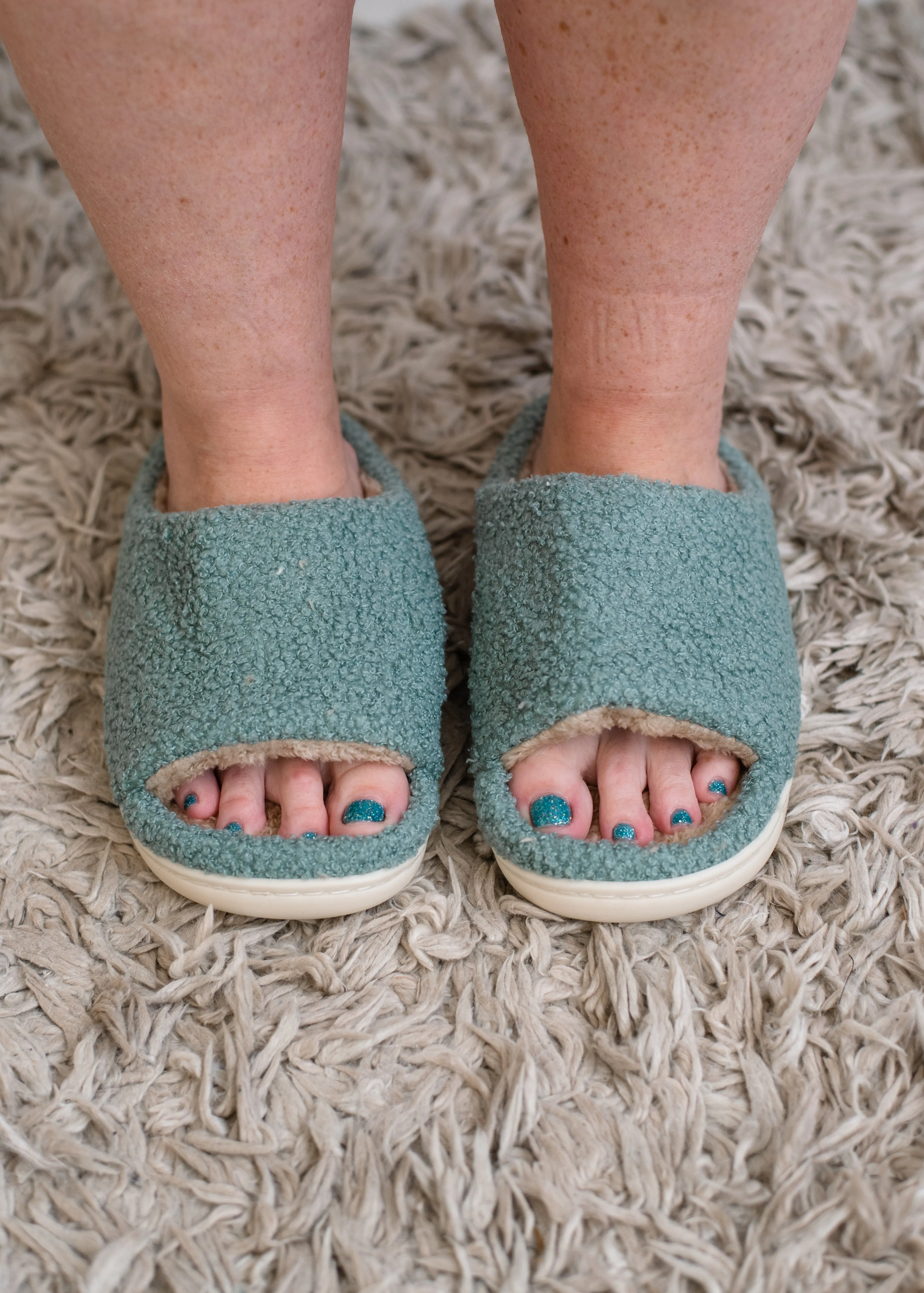 Cozy Open-Toe Slippers for Maximum Comfort